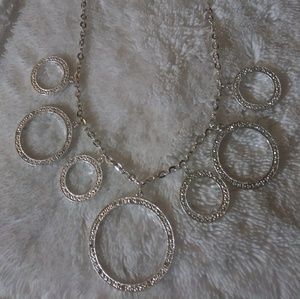 Cool Silver Tone Necklace with Circles🌷